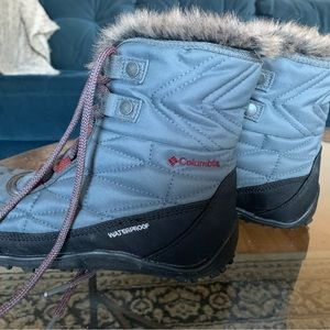 Womens size 6.5 Columbia waterproof boot.